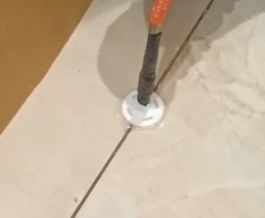 海宁瓷砖空鼓维修公司专业解答瓷砖在铺贴过程中，如果没有涂抹均匀到位的粘结材料（如水泥砂浆或瓷砖胶），可能会导致以下问题